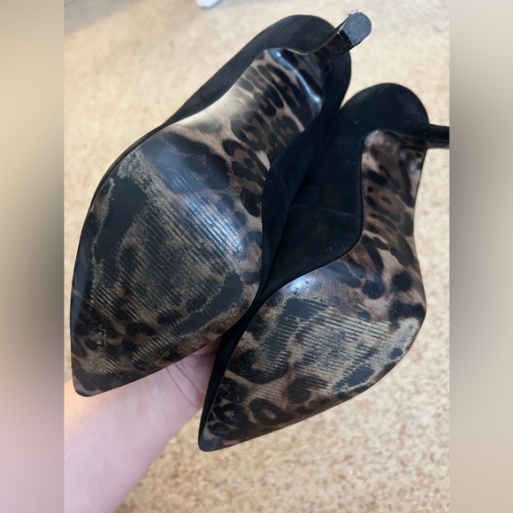 Guess black pointy pumps with cheetah print bottoms - Picture 3 of 8